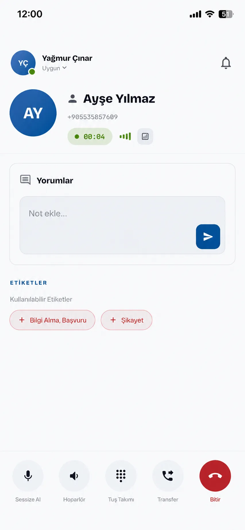 Hipcall mobil uygulaması aktif çağrı — çağrı süresi, ağ kalitesi, çağrı içi yorumlar ve etiketler; sessize alma, hoparlör, tuş takımı ve aktarma kontrolleriyle