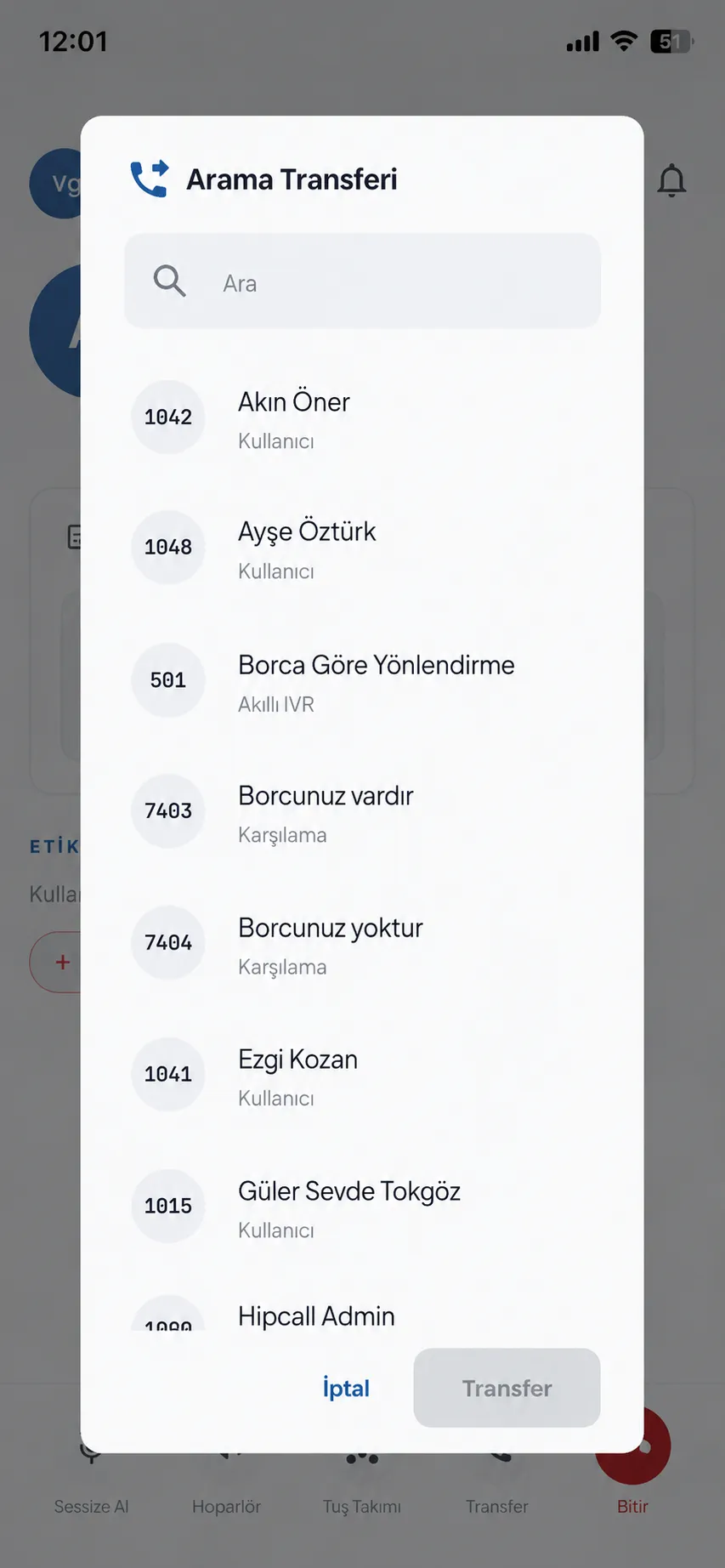 Hipcall mobil uygulaması çağrı aktarma penceresi — çağrının aktarılacağı ekip arkadaşları, akıllı IVR ve karşılamaların aranabilir listesi