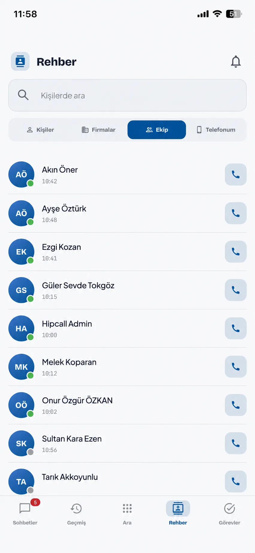 Hipcall mobil uygulaması ekip arkadaşları listesi — dahili numaralar, anlık müsaitlik göstergeleri ve her satırda arama düğmesi